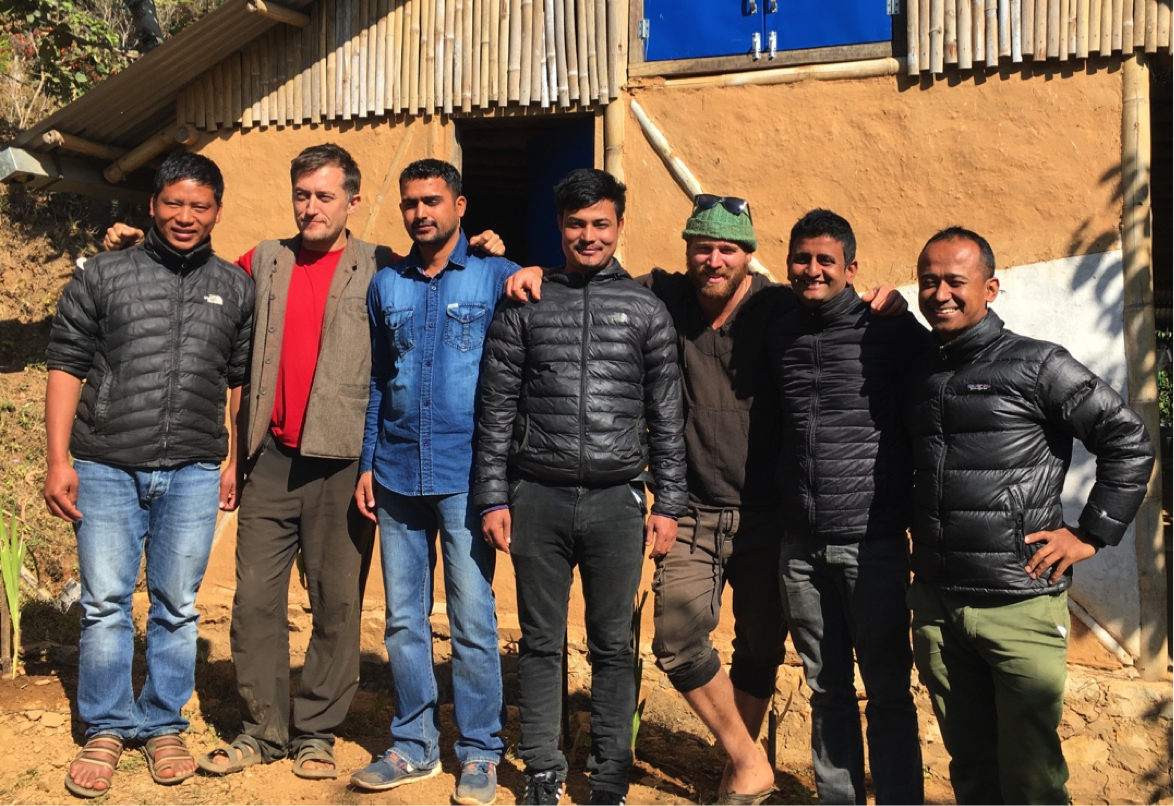 Foto dicembre 2017 – da sinistra: Man Bahadur Rai (coordinatore), Giacomo Butte (capoprogetto), Basant Kumar Upadhya (supervisore cantieri), Bikash Tajale (ingegnere), Valentin Strahm (carpentiere civilista svizzero), Prabin Bhatta (supervisore cantieri), Rajan Shrestha (coordinatore dei progetti di Kam For Sud in Nepal).